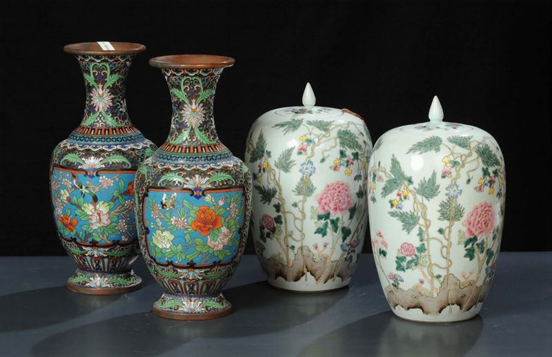 Due coppie di vasi in porcellana e smalto, Cina XIX-XX secolo  - Auction Oriental Art - Cambi Casa d'Aste