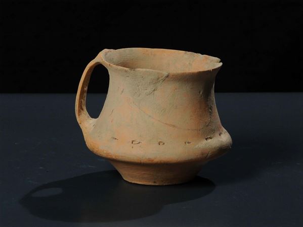 Raro vasetto in terracotta con manico, Cina epoca neolitica (10000-3000 a.C.)