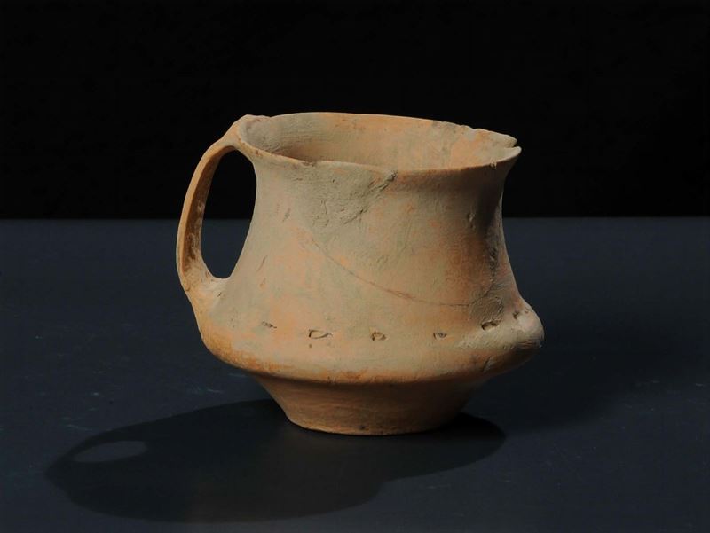Raro vasetto in terracotta con manico, Cina epoca neolitica (10000-3000 a.C.)  - Asta Arte Orientale - Cambi Casa d'Aste