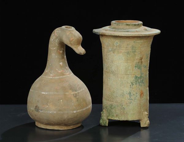 Lotto di un contenitore in ceramica verde e vaso in terracotta, Cina epoca dinastia Han