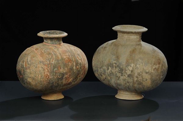 Due vasi ovoidali in terracotta con tracce di policromia, tarda epoca Han