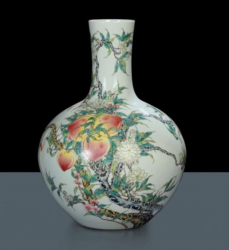 Grande vaso dalle nove pesche, Famiglia Rosa, marchio Chien Long  - Auction Oriental Art - Cambi Casa d'Aste