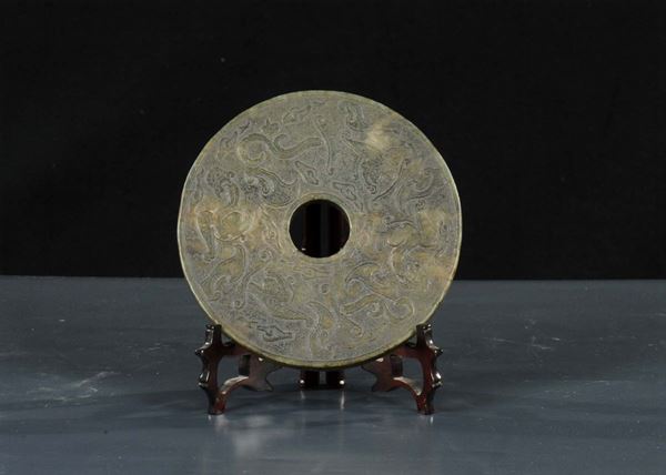 Disco in giada arcaica tipo BI con relative decorazioni, Cina
