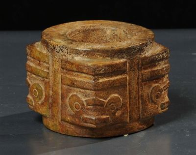 Grande Anello di Giada Rosa Arcaica con Figura di Taoti, Cina