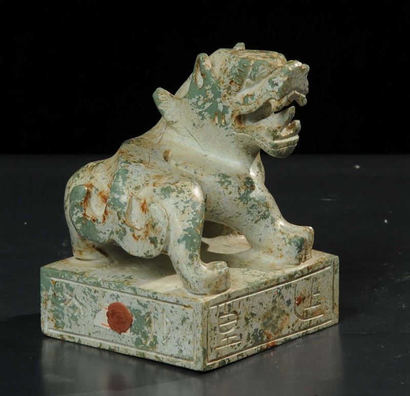 Timbro di giada verde con leone a tuttotondo, Cina  - Asta Arte Orientale - Cambi Casa d'Aste