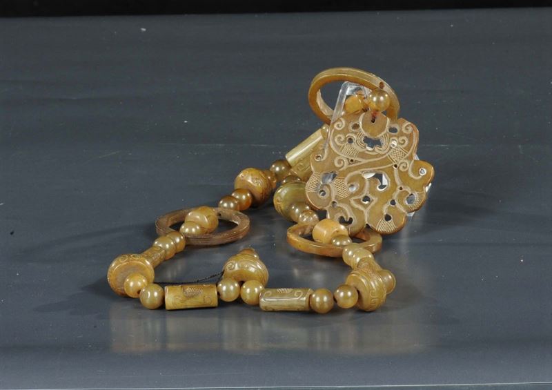 Collana in giada marrone, Cina  - Auction Oriental Art - Cambi Casa d'Aste
