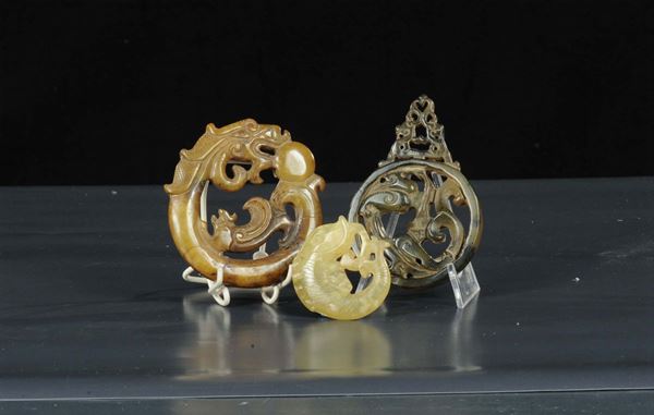 Lotto di tre pendenti in giada, Cina