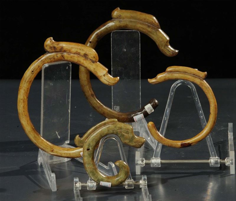 Lotto di forme arcaiche di draghi in giada  - Auction Oriental Art - Cambi Casa d'Aste