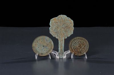 Lotto di Tre Specchi Rotondi Diversi, Cina Epoche Diverse