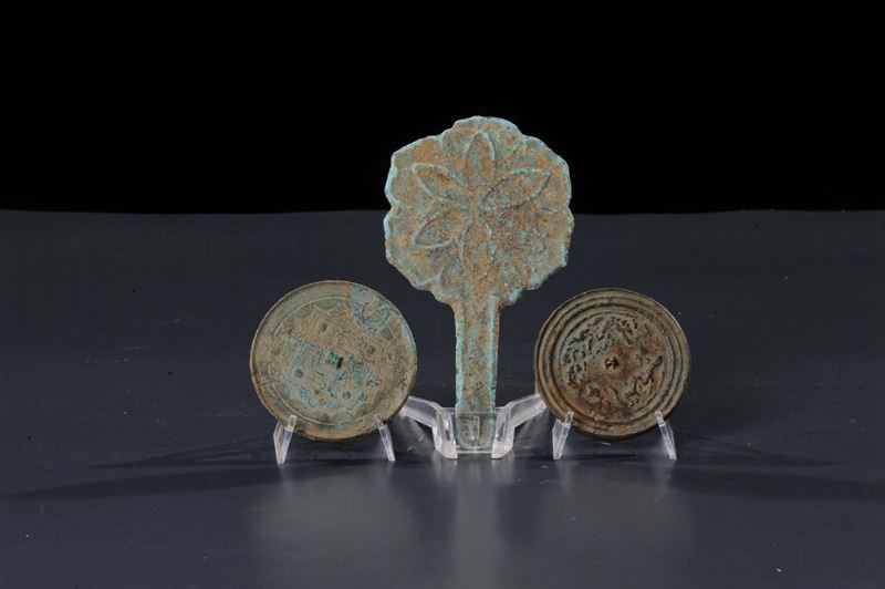 Lotto di tre specchi rotondi diversi, Cina epoche diverse  - Auction Oriental Art - Cambi Casa d'Aste