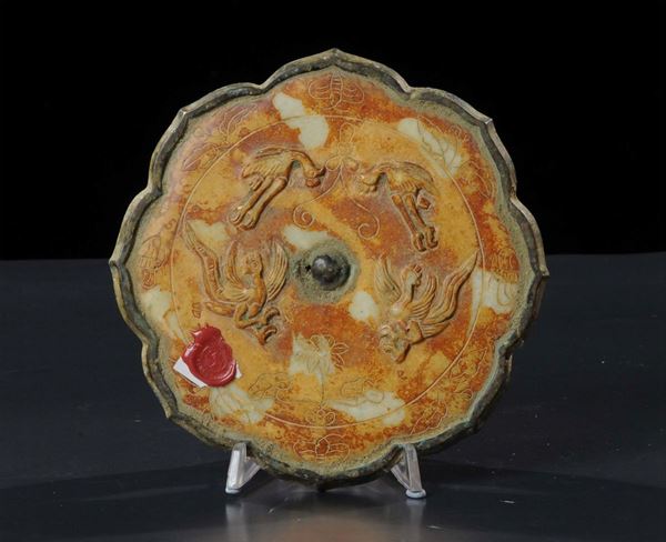 Specchio a fior di loto in giada, riferibile dinastia Tang (618-907)