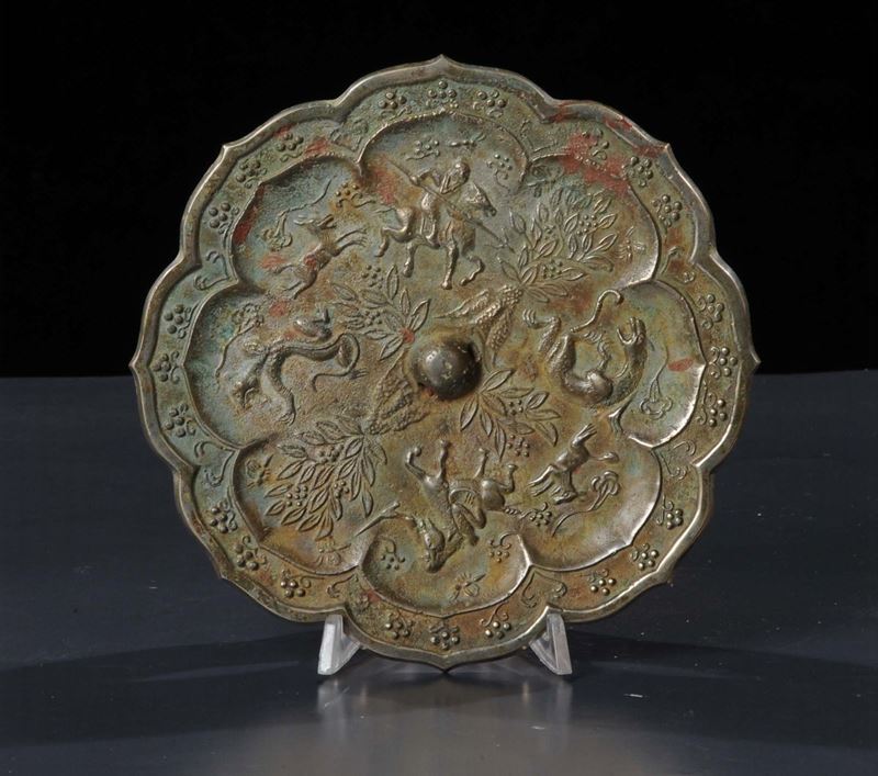 Specchio lobato in metallo, riferibile epoca Tang (618-907)  - Asta Arte Orientale - Cambi Casa d'Aste