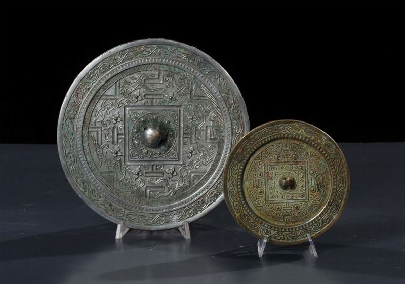 Due specchi circolari in metallo a TLV riferibili alla dinastia degli Han Occidentali  - Asta Arte Orientale - Cambi Casa d'Aste