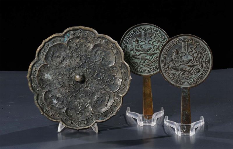Specchio rotondo riferibile epoca Tang (618-907) e due specchietti riferibili epoca dinastia Song (960-1279)  - Asta Arte Orientale - Cambi Casa d'Aste
