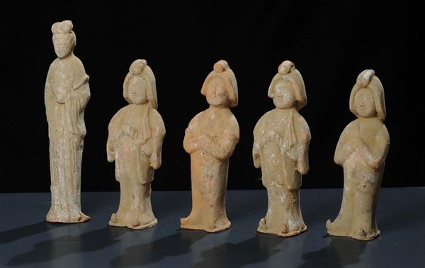 Lotto di quattro dame in terracotta e una statuina muliebre, riferibili epoca Tang