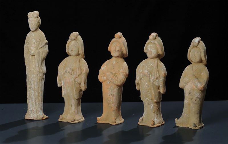 Lotto di quattro dame in terracotta e una statuina muliebre, riferibili epoca Tang  - Asta Arte Orientale - Cambi Casa d'Aste
