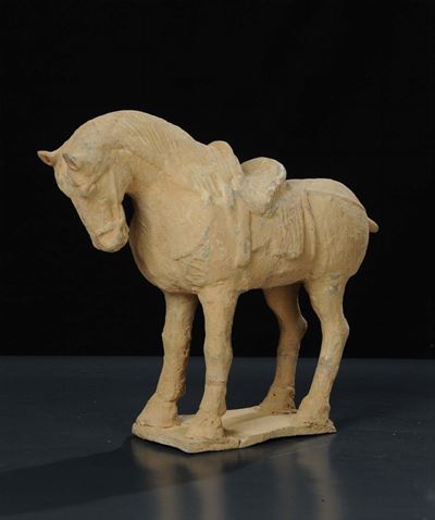 Cavallo in Terracotta con Sella Epoca Tang (618-907)