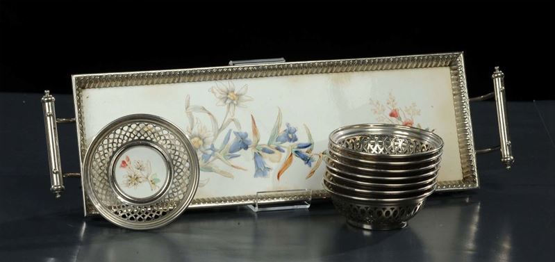 Vassoio rettangolare e otto coppette in metallo, XX secolo  - Auction OnLine Auction 02-2012 - Cambi Casa d'Aste