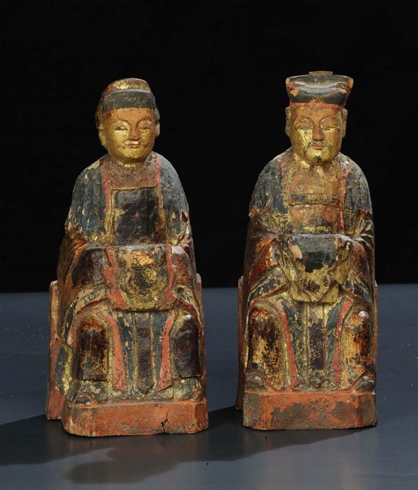 Coppia di personaggi in legno dorato e dipinto, epoca Ming (1368-1644)