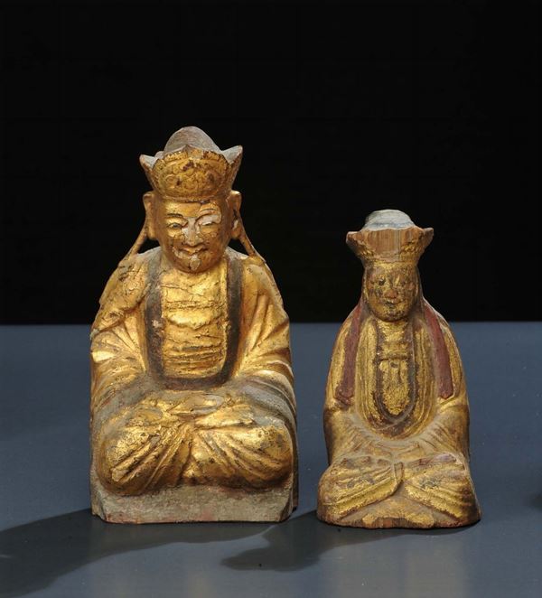 Due sculture lignee raffiguranti Buddha con dorature, Cina 1645