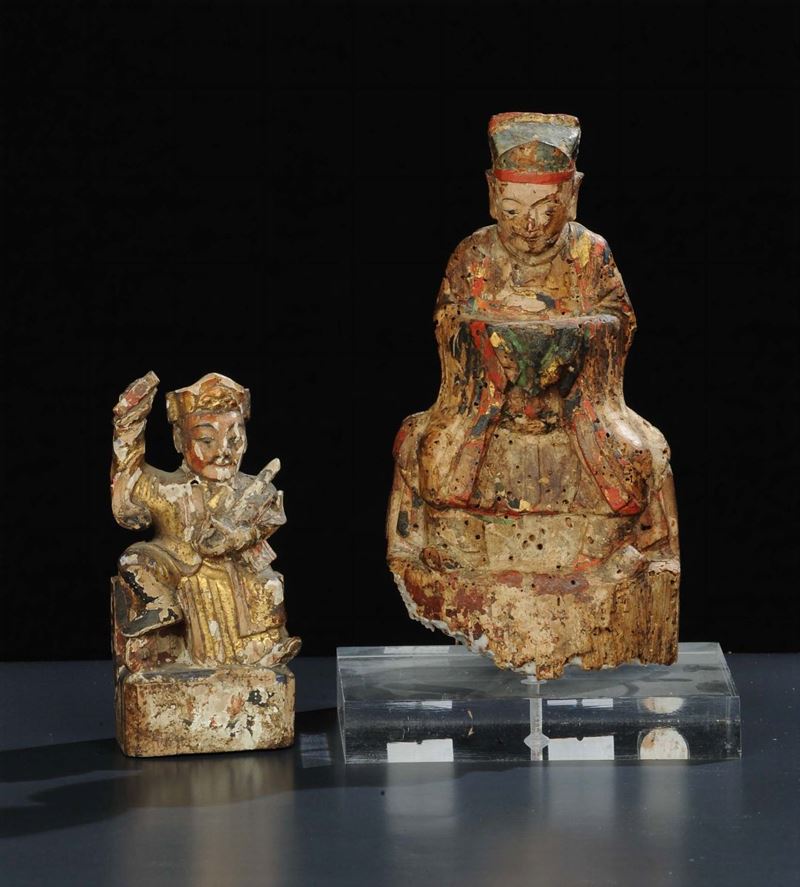 Due statuette in legno con dorature e decoro policromo, 1630 e 1690 circa  - Auction Oriental Art - Cambi Casa d'Aste