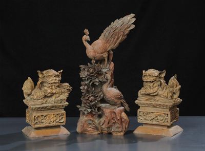 Tre Statue in Legno di Cui una Coppia Raffigurante Leoni e Pavoni, XX Secolo