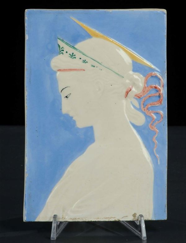 Placchetta in ceramica con profilo femminile, XX secolo