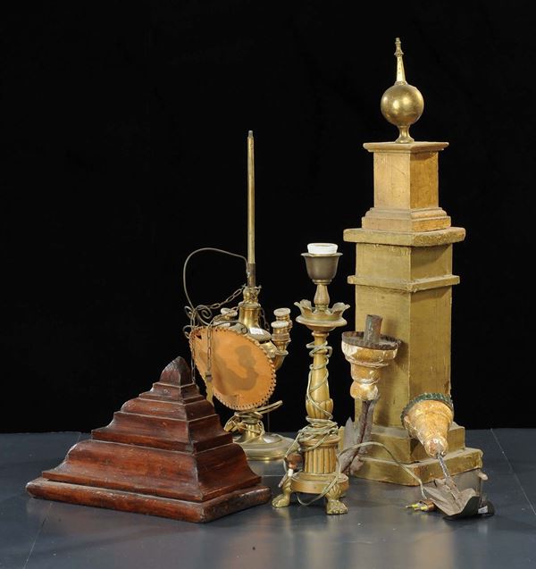 Lotto di lumi in ottone e oggetti in metallo e legno