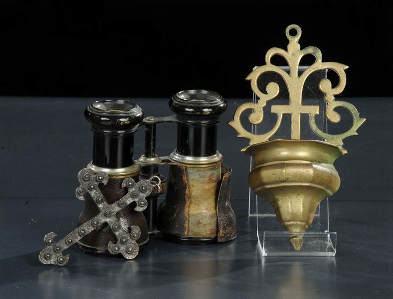 Lotto di due croci in metallo ed un binocolino  - Asta Antiquariato e Dipinti Antichi - Cambi Casa d'Aste