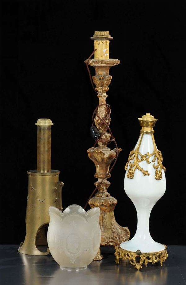 Lotto di due lumi da tavolo in vetro e bronzo