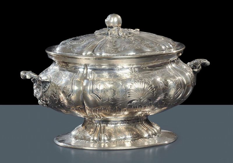 Grande zuppiera in argento in stile Barocchetto  - Asta Gioielli, Argenti ed Orologi Antichi e Contemporanei - Cambi Casa d'Aste