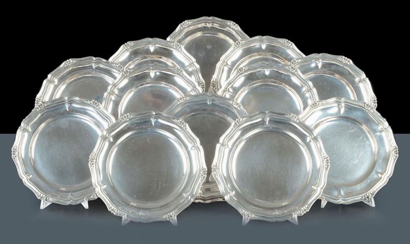 Dodici piattini in argento stile Barocchetto, XX secolo  - Asta Gioielli, Argenti ed Orologi Antichi e Contemporanei - Cambi Casa d'Aste