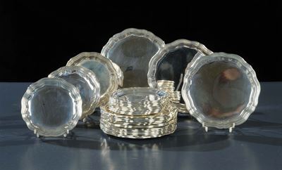 Trenta Piattini in Argento con Bordo Sagomato, XX Secolo
