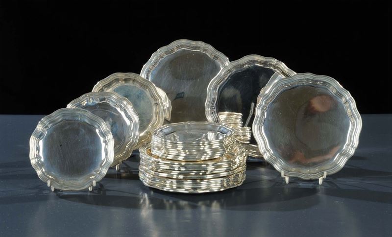 Trenta piattini in argento con bordo sagomato, XX secolo  - Asta Gioielli, Argenti ed Orologi Antichi e Contemporanei - Cambi Casa d'Aste