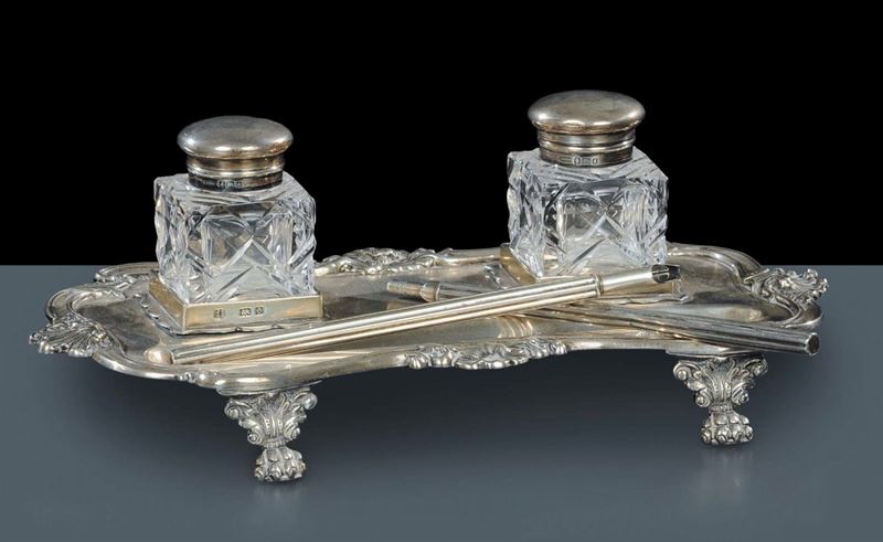 Calamaio in argento sbalzato e ampolle in cristallo, Inghilterra XIX secolo  - Auction Silver, Clocks and Jewels - Cambi Casa d'Aste