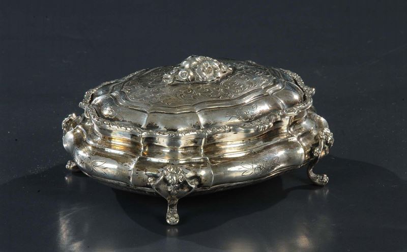 Scatolina in argento di forma schiacciata  - Asta Gioielli, Argenti ed Orologi Antichi e Contemporanei - Cambi Casa d'Aste