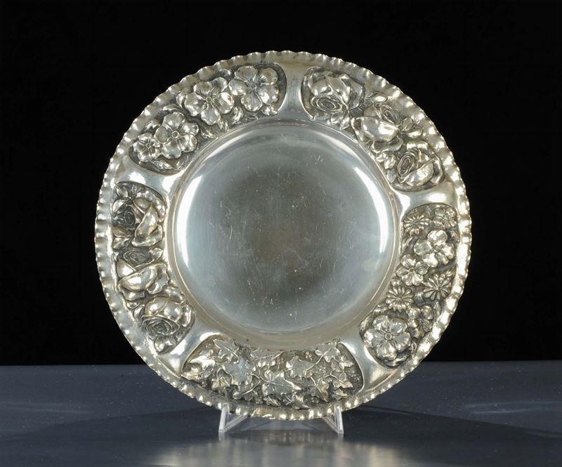 Piatto in argento con decoro floreale  - Auction Silver, Clocks and Jewels - Cambi Casa d'Aste