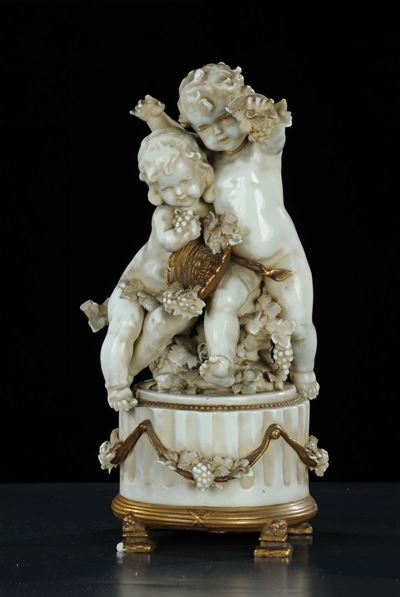 Centrotavola in Porcellana Bianca con Putti e Dorature