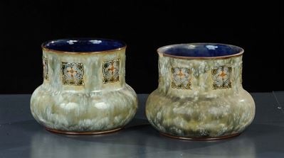 Coppia di Vasi Royal Dulton in Terracotta Maiolicata