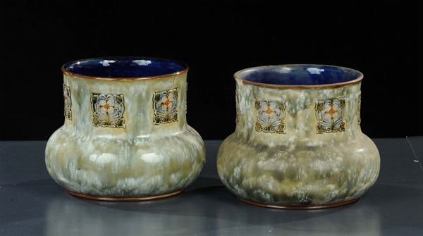 Coppia di vasi Royal Dulton in terracotta maiolicata