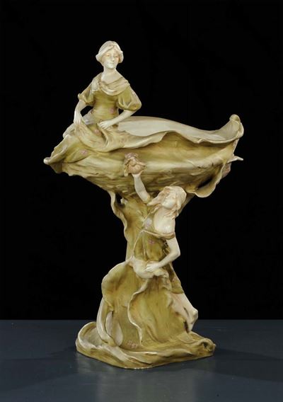 Vaso in Biscuit Policromo con Figure Femminili in Rilievo