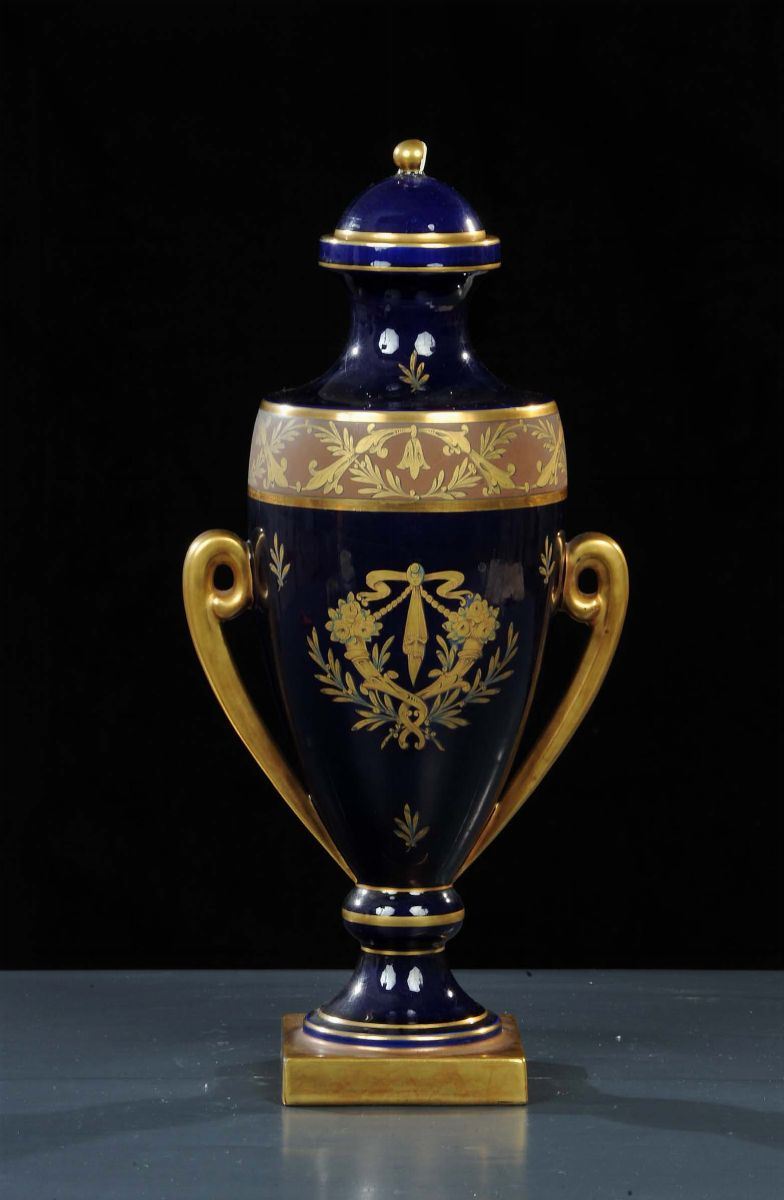 Vaso biansato in porcellana in stile, XX secolo  - Asta Asta OnLine 02-2012 - Cambi Casa d'Aste