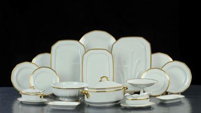 Servizio di Piatti da Diciotto in Ceramica Bianca e Oro, XX Secolo