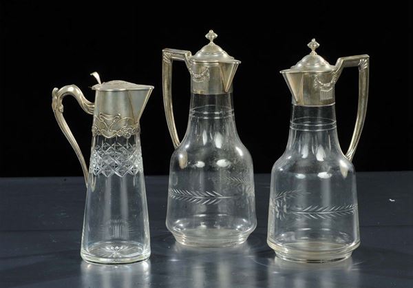 Tre brocche in argento e cristallo di cui una coppia, epoca Liberty