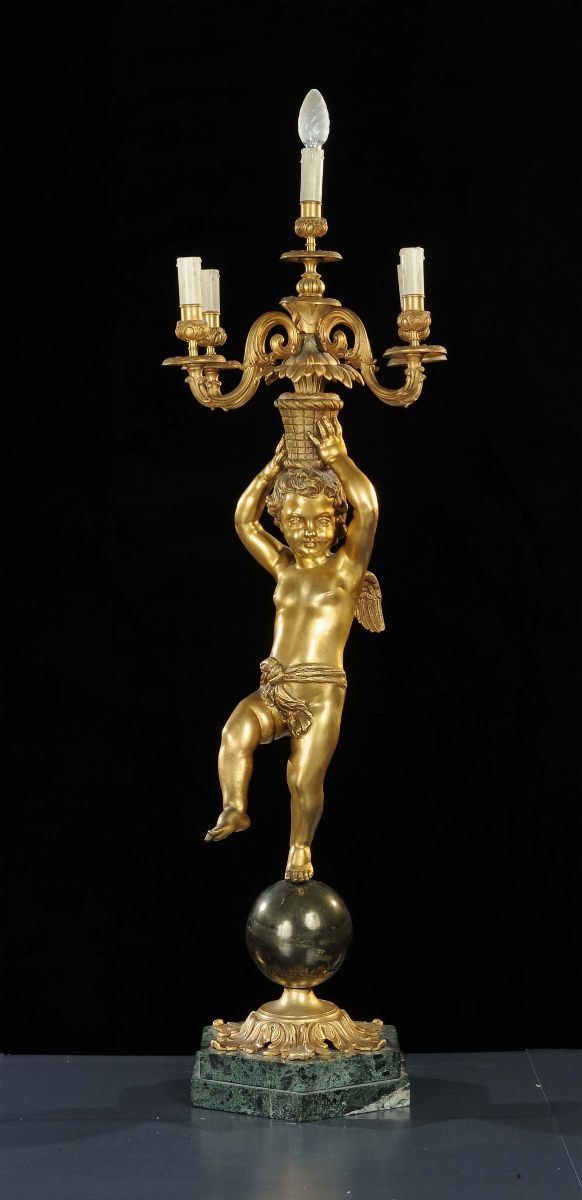 Grande candeliere a cinque luci in bronzo dorato, XX secolo