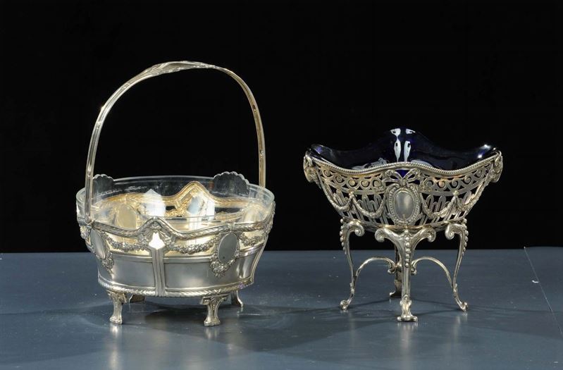 Due centrotavola in metallo argentato, XX secolo  - Asta Antiquariato e Dipinti Antichi - Cambi Casa d'Aste