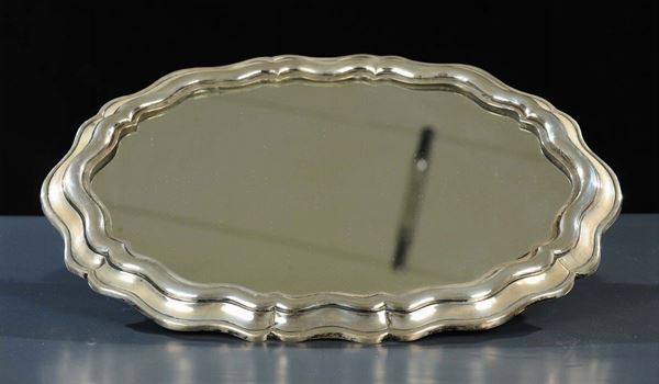 Centrotavola in argento a specchio di forma mistilinea, XX secolo