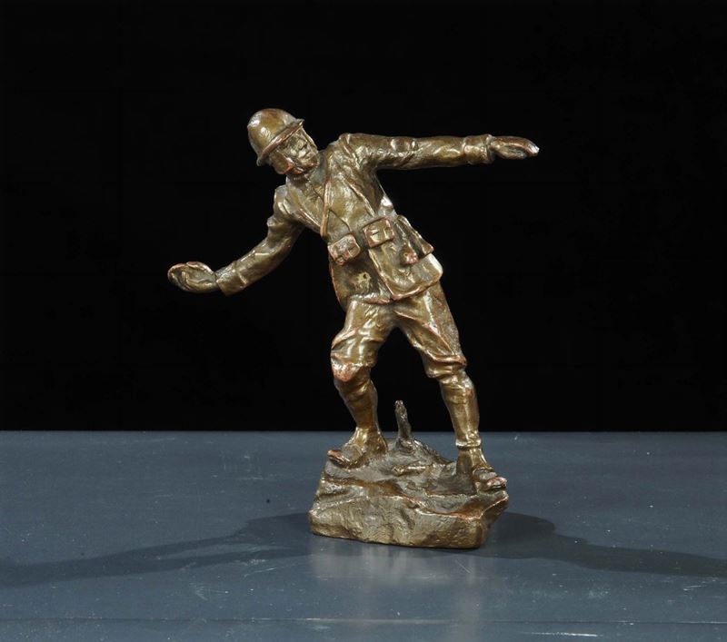 Scultura in bronzo raffigurante soldato che lancia granata  - Asta Asta OnLine 02-2012 - Cambi Casa d'Aste