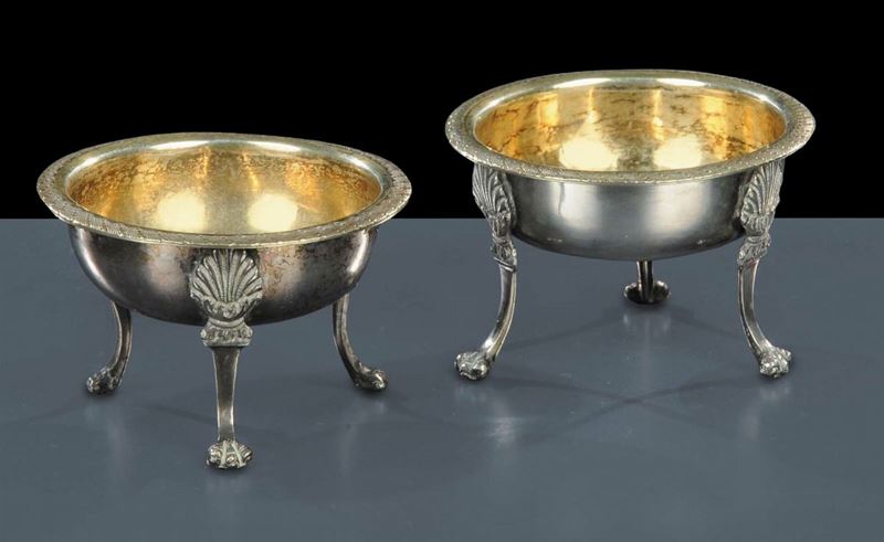 Coppia di saliere circolari tripodi in argento, Napoli inizi XIX secolo  - Auction Silver, Clocks and Jewels - Cambi Casa d'Aste