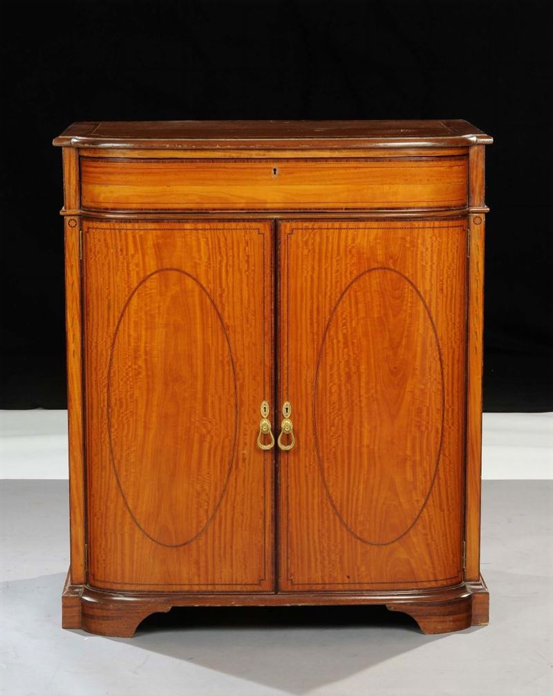 Credenza a due ante in legno lastronato e filettato, inizio XX secolo  - Asta Antiquariato e Dipinti Antichi - Cambi Casa d'Aste